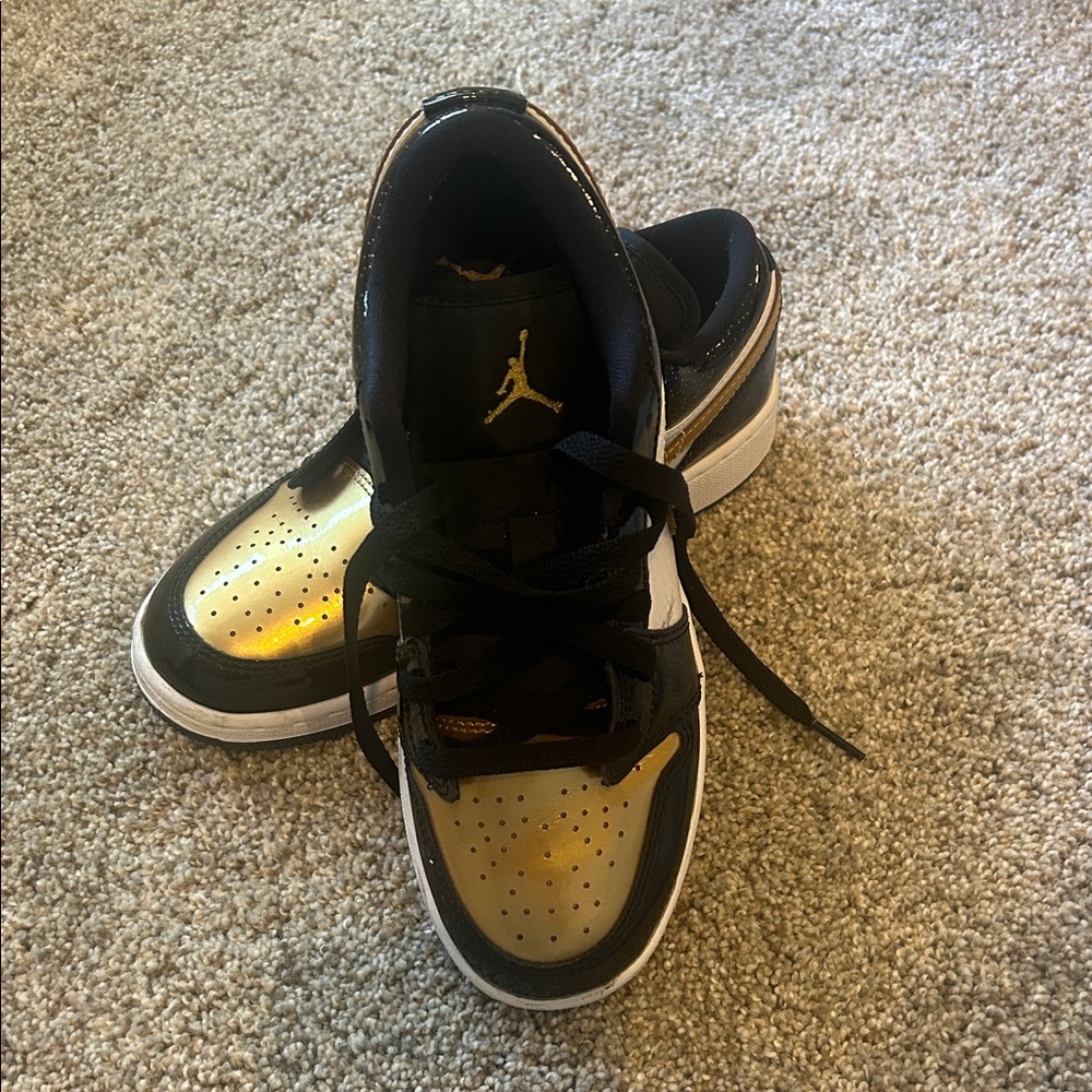 Jordan Kids Metallic Gold and Black Low-Top Sneakers